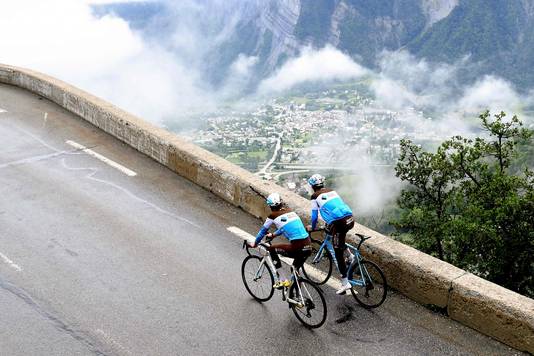 Romain Bardet (links) en Tony Gallopin verkennen de rit naar Alpe d'Huez.
