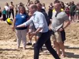 Prins William speelt potje beachvolleybal tijdens werkbezoek