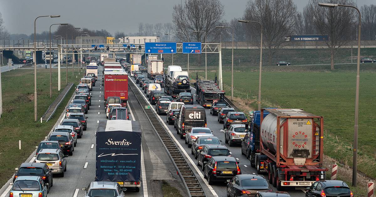 Files op A59 bij Waalwijk en A2 bij Eindhoven door ongelukken op snelweg.