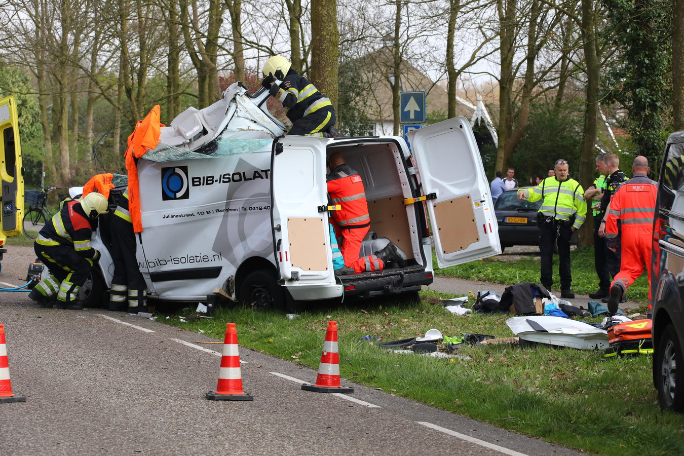 Bestuurder uit auto bevrijd na ernstig ongeluk in Herpen Foto AD.nl