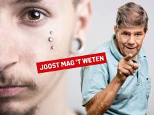 Mijn ogen dwalen steeds af naar decolleté, piercing of lange neusharen