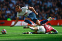 Tottenham laat Harry Kane, hier neergelegd door Jacob Ramsey van Aston Villa, thuis. De wereldster komt niet in actie tegen Vitesse.