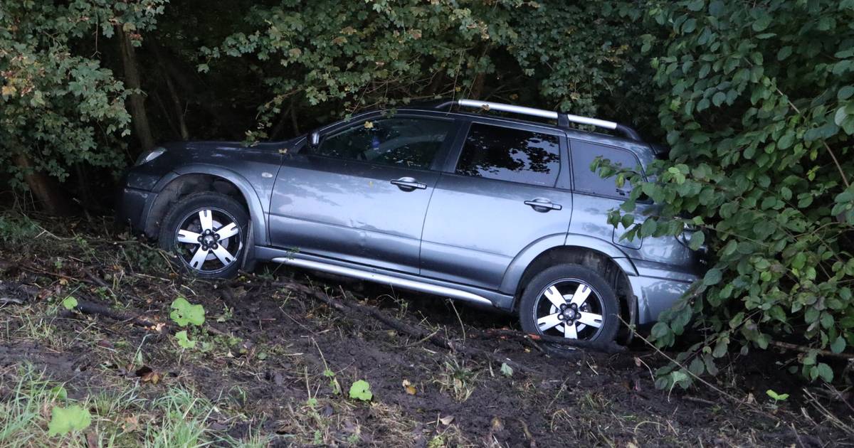 Auto raakt van weg en komt onderaan talud terecht in Waspik