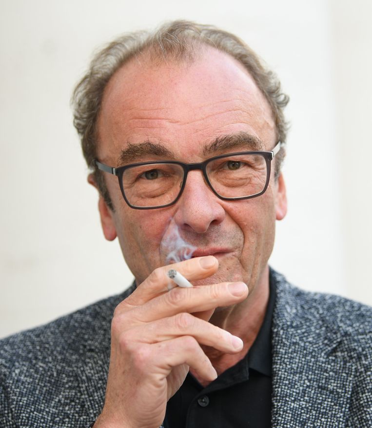 Robert Menasse: 'Als ik nu aan het boek begonnen was, nu in Brussel overal het rookverbod van kracht is, zou de klus veel moeilijker geweest zijn.'  Beeld ISOPIX