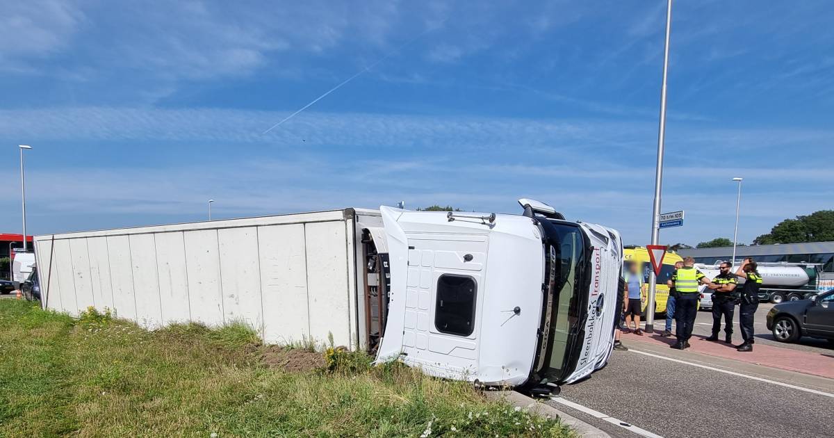 Omleidingsroute N18 afgesloten door gekantelde vrachtwagen bij Varsseveld.