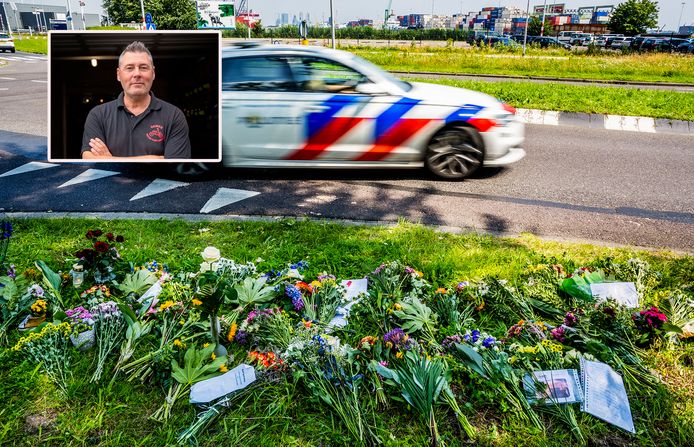 Bloemen op de plek waar motoragent Arno de Korte werd doodgereden.