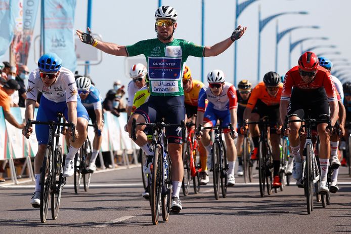 Mark Cavendish wint de massasprint.
