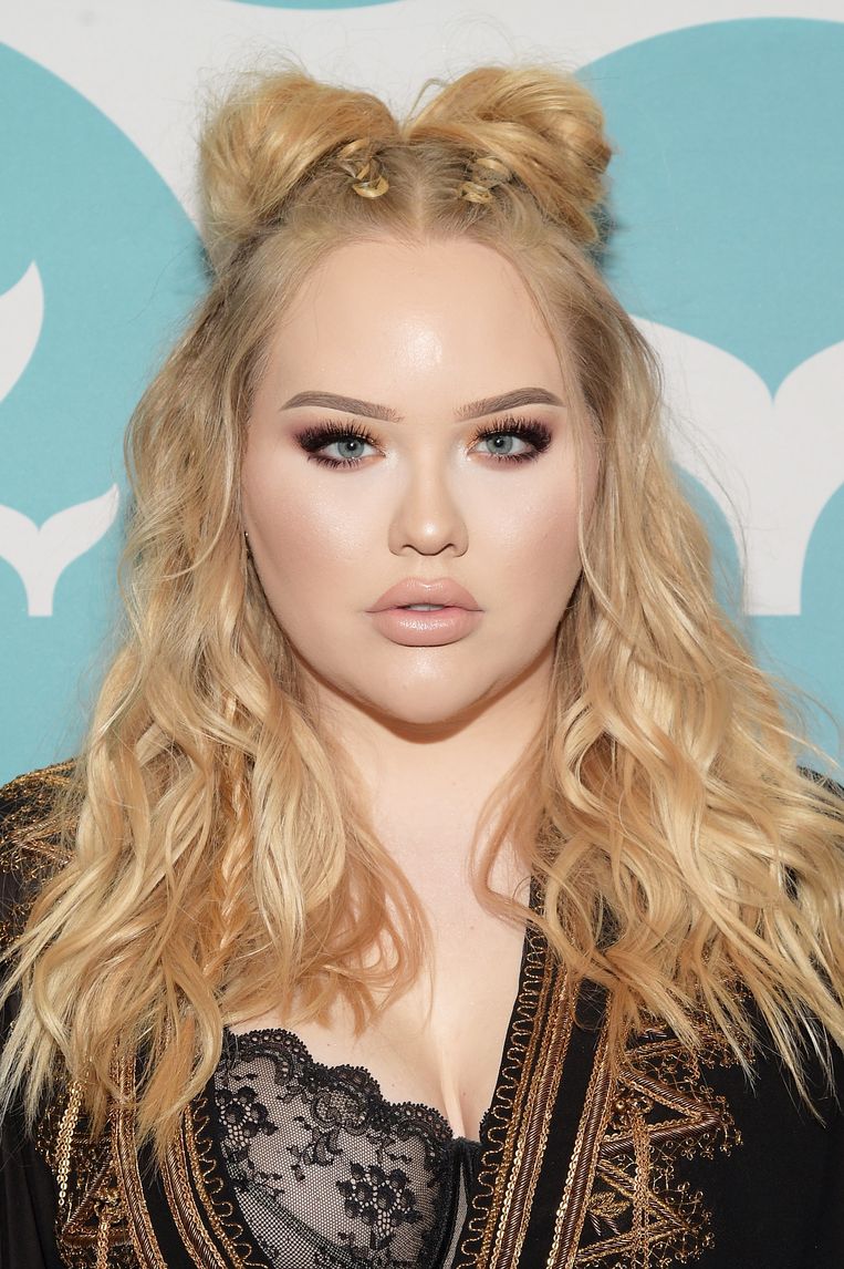 Nikkie Tutorials doet haar verhaal in talkshow Ellen ...