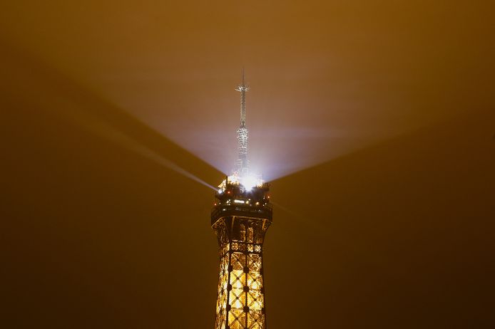 De verlichte Eiffeltoren.  Dankzij de aanvoer uit ons land bleef het licht afgelopen jaar branden in Parijs.