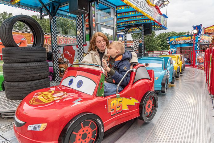 Gistermiddag was de Zwolse kermis prikkelarm, een speciale dag voor mensen die weinig geluid en licht verdragen. Sander (19) en zijn begeleider Michelle Heun vermaken zich zo te zien opperbest.