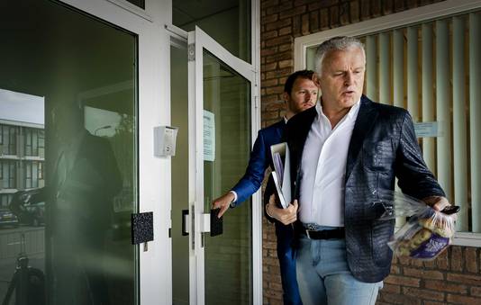 Misdaadverslaggever Peter R. de Vries arriveert bij de Bunker voor zijn getuigenverhoor in de strafzaak tegen Willem Holleeder