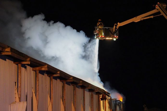 Het ging om een forse dakbrand, die mede met een hoogwerker werd bestreden.
