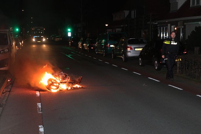 Een scooter is in de nacht van vrijdag op zaterdag in brand gevlogen aan de Putstraat in Waalwijk.
