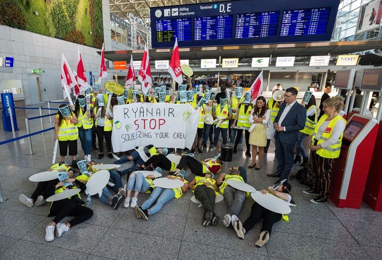 Duits Ryanair-personeel tijdens hun 24 uurstaking van vorige week.  Beeld Silas Stein/dpa