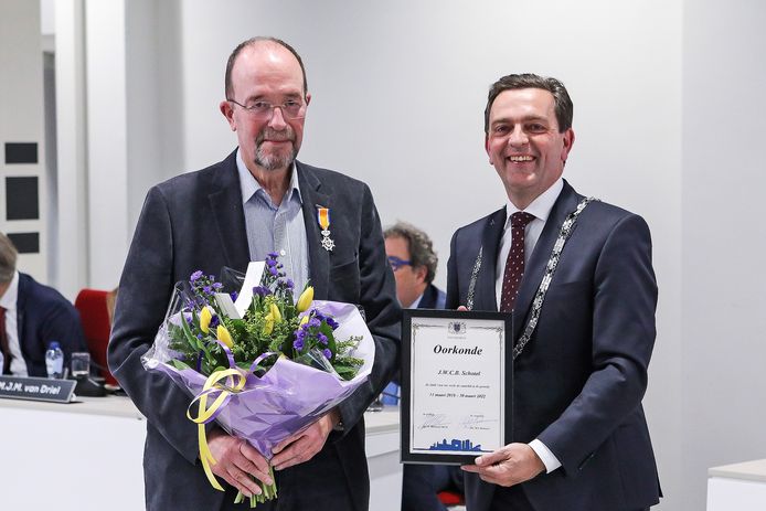 Jan Willem Schotel kreeg een lintje voor twaalf jaar raadswerk.