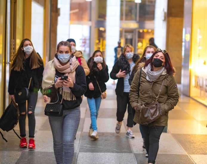 Shoppen in de Italiaanse stad Milaan, tegenwoordig doen verschillende mensen het met een mondmasker. De vrees voor het nieuwe coronavirus zit er goed in.