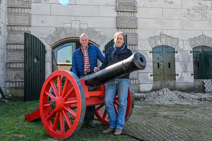 Reginald van Overveld (links) en Gert van der Ros voor het poortgebouw van Fort Sabina. Daarin komen een ontvangstruimte, canonkamer en een natuurlab.