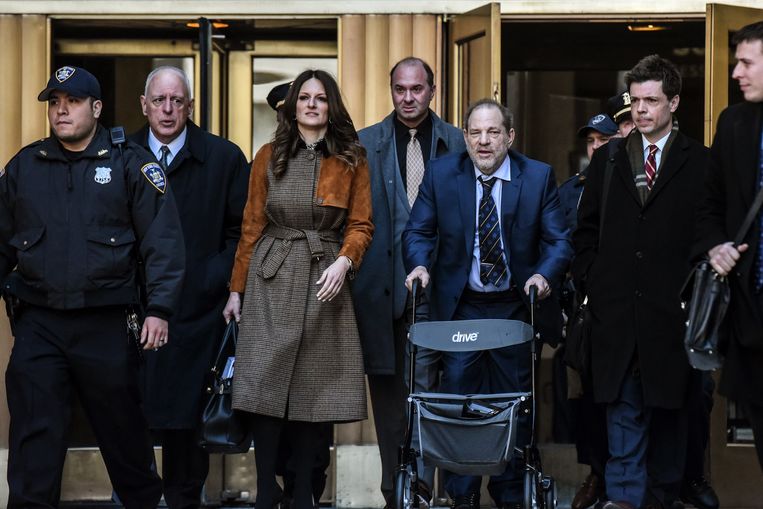Harvey Weinstein (met rollator) en zijn advocaat Donna Rotunno verlaten het gerechtsgebouw in New York. Beeld AFP