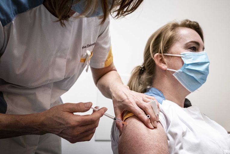 Medisch zorgpersoneel van het St. Anna Ziekenhuis in Geldrop ontvangt een boosterprik tegen het coronavirus.  Beeld Rob Engelaar / ANP