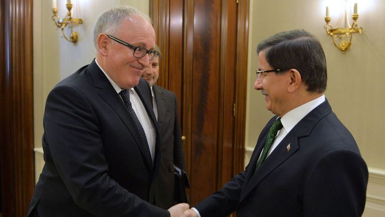Vicevoorzitter van de Europese Commissie Frans Timmermans (L) ontmoette in Ankara de Turkse premier Ahmet Davutoglu. Beeld afp
