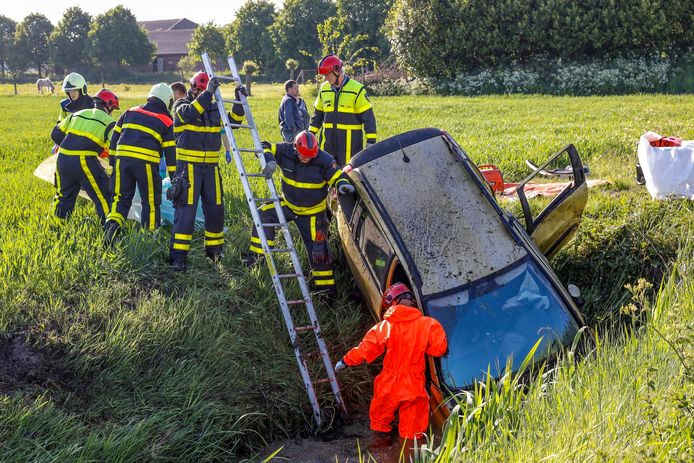 De auto belandde in Hooge Zwaluwe in de sloot.