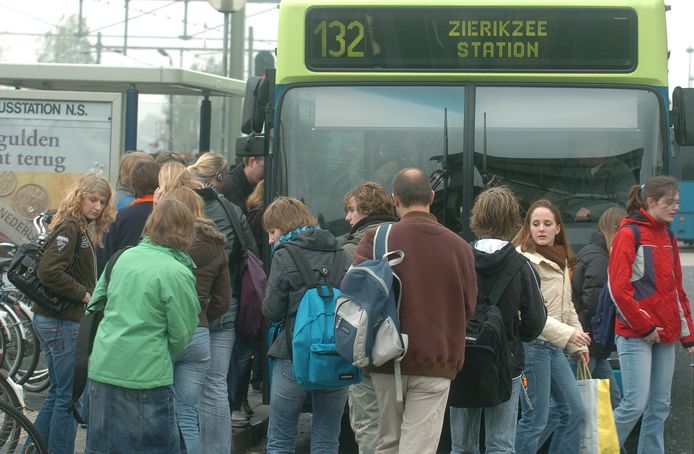 Archief: Drukte bij het busstation in Goes.