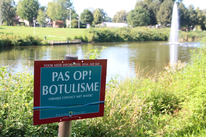 Waarschuwingsbord 'Pas op! Botulisme' bij vijver.