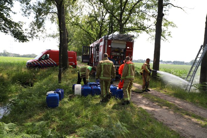 Blauwe vaten gedumpt aan de Beverdonksedijk in Oirschot.