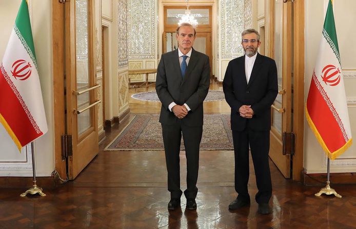 De Iraanse minister Ali Bagheri (rechts) met de Europese onderhandelaar Enrique Mora, bij een eerder gesprek in Teheran.
