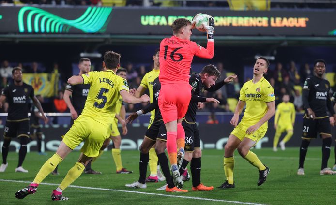 Bart Verbruggen torent hoog boven iedereen uit in de wedstrijd Villarreal - Anderlecht.