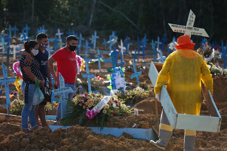 December 2020: nabestaanden begraven een covidslachtoffer in Manaus. Beeld AFP