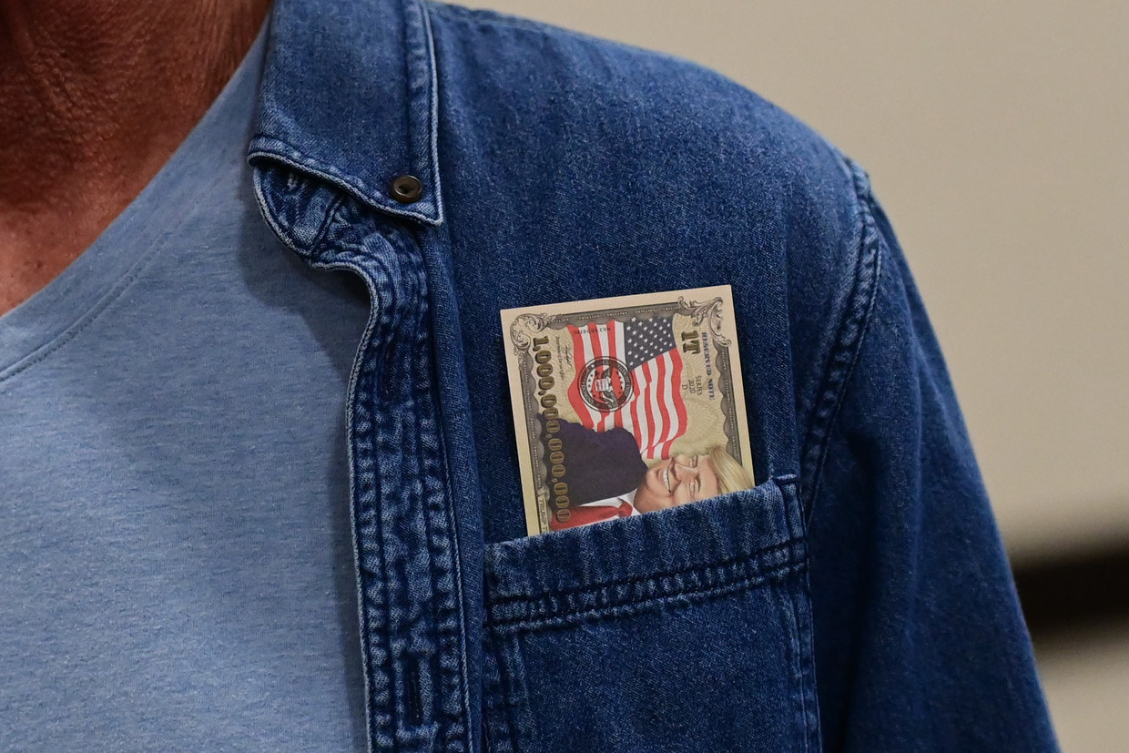 Een Trump-aanhanger bij een bijeenkomst in Pennsylvania. 