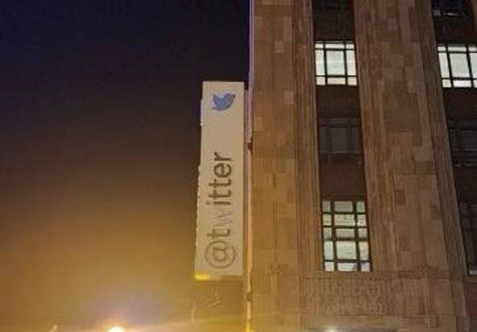 Elon Musk deelde een foto waarop te zien is dat de letter 'W' in 'Twitter' op het uithangbord aan het hoofdkantoor in San Francisco werd overschilderd.