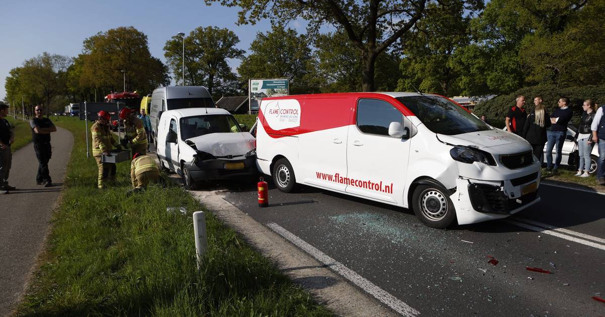 Eperweg bij ’t Harde weer bereikbaar na kettingbotsing: één gewonde naar ziekenhuis.