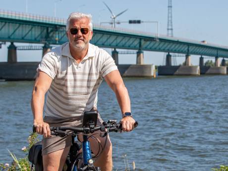 Marc Tournier heeft zijn snelfiets klaarstaan en neemt de pont als Haringvlietbrug dichtgaat