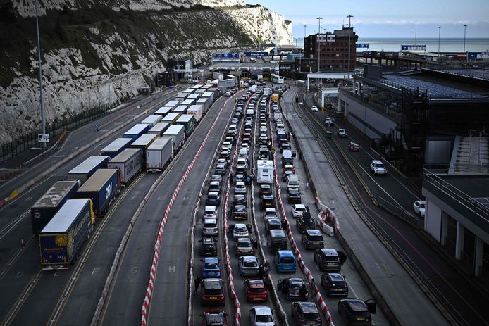 Erg lange files in Dover waar mensen de oversteek proberen te maken naar het Europese vasteland.