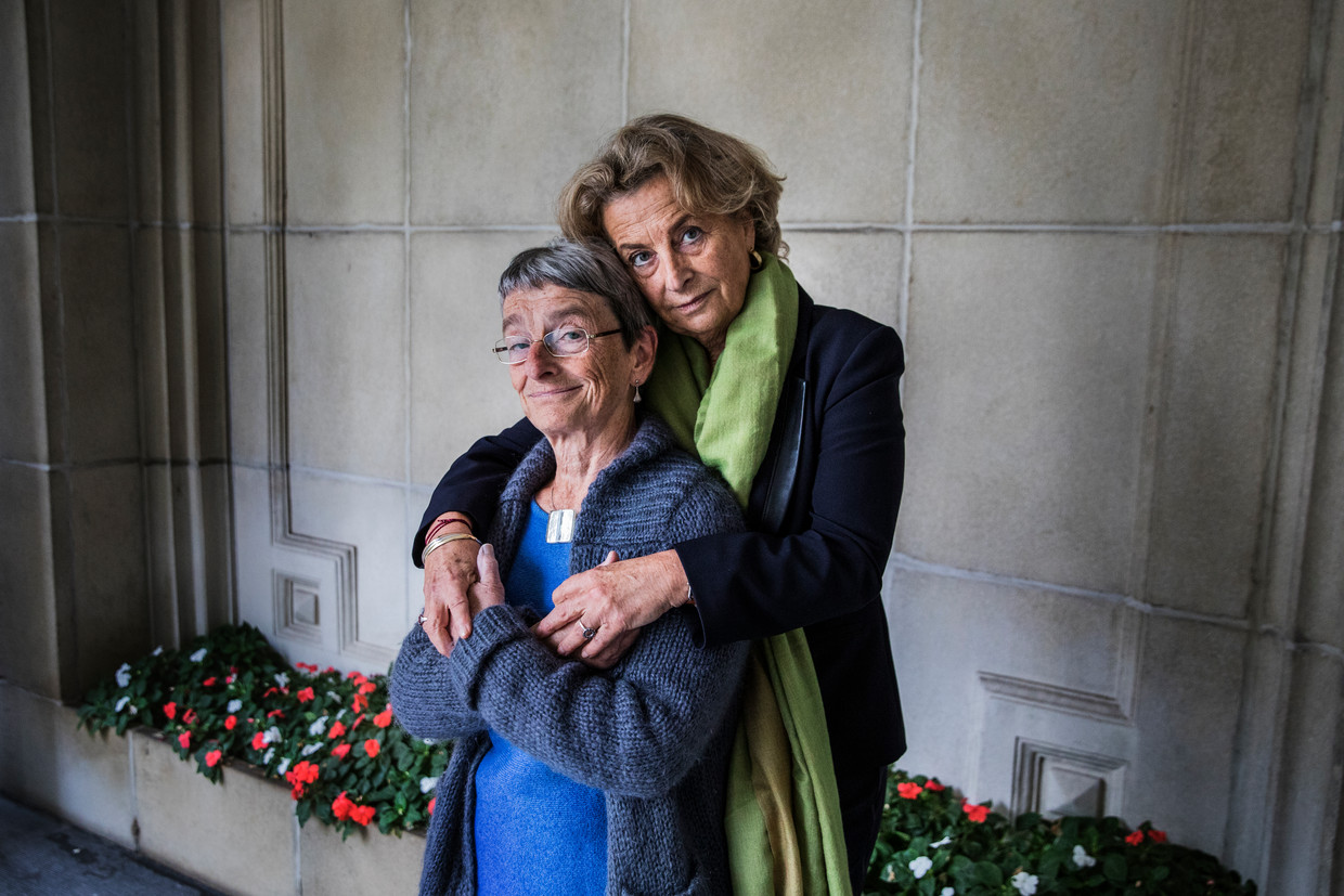 Anne (l.) en Catherine Herscovici, de dochters van Andrée Geulen: ‘Mama is erg verwend geworden door de kinderen die ze heeft gered.’ Beeld Aurélie Geurts