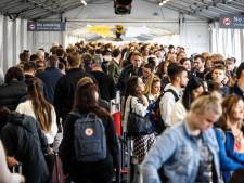 Bovenop personeelstekort nu coronagolf verwacht: nóg langere rijen op Schiphol in herfstvakantie