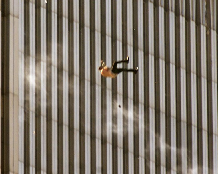 11 сентября 2001 падение башен. Падающий человек башни близнецы. Ричард дрю падающий человек. Нью-йорк башни близнецы трагедия. 11 сентября 2001 люди падают.