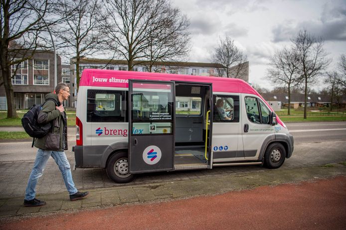 Een bus van Breng flex in Wijchen. Hermes gaat met vergelijkbare bussen de stadslijnen in Helmond rijden.