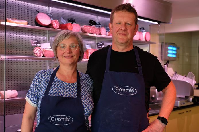 Yves Cremie (53) en Nadia Op de Beeck (55) sluiten de deuren van slagerij Cremie in Leest.