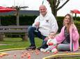 Eigenaar Ton Meijboom met zijn gezin op de midgetgolfbaan in Elburg.
