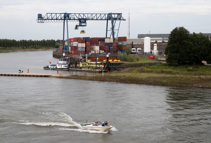 Aan de IJssel in Doesburg worden jaarlijks duizenden containers overgeslagen. Rotra richt zich sinds eind 2019 volledig op wereldwijde lucht- en zeevracht.