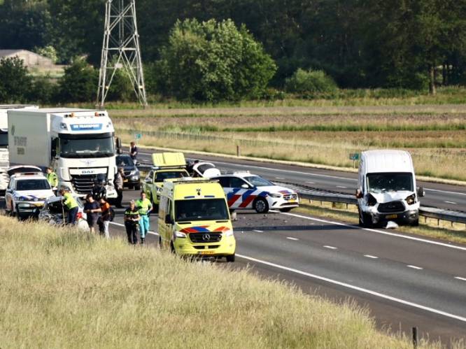 Automobilist gewond door botsing met bedrijfsbusje op A73