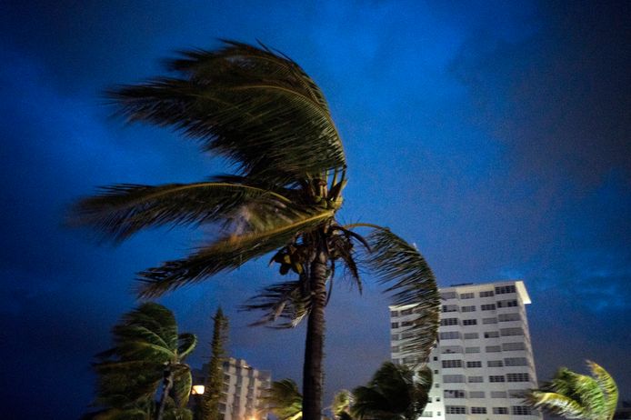 Sterke windvlagen op het moment dat Dorian aankwam in Freeport, op de Bahama’s.