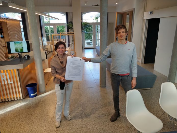 Burgemeester Irina De Knop en schepen Hendrik Schoukens mochten het label in ontvangst nemen.