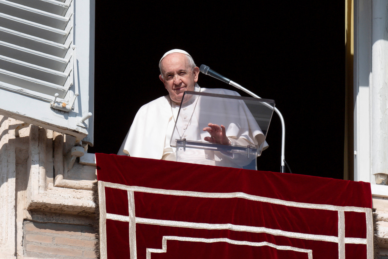 Le pape François dirige la prière de l'Angélus depuis la fenêtre du palais apostolique au Vatican, le 6 février 2022.