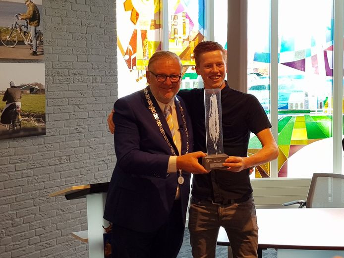 De 17-jarige Jesse Tempelaar uit Bunschoten werd gecomplimenteerd voor zijn doortastendheid door de burgemeester, die hem als blijk van waardering de gemeentelijke Pluim uitreikte.