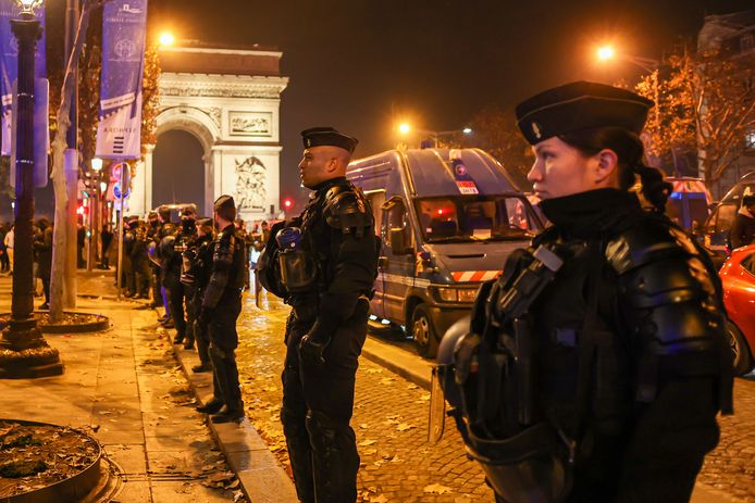 Een grote politieaanwezigheid op de Champs-Élysées in Parijs gisteren.