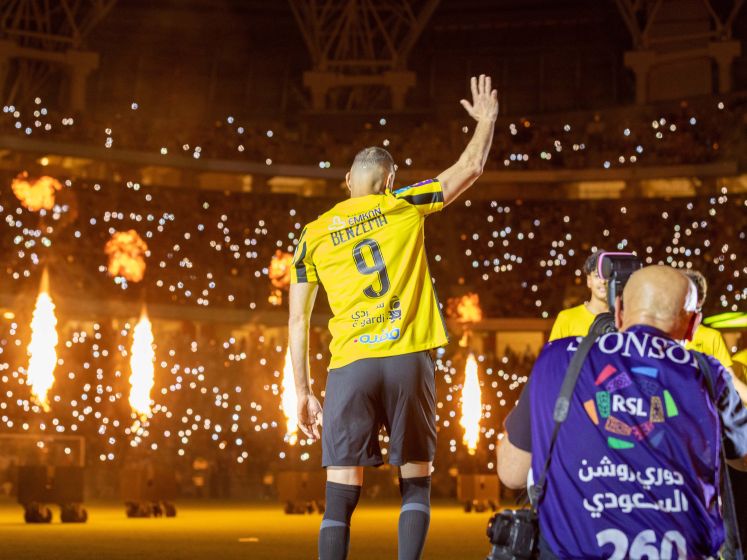 Benzema gepresenteerd in bomvol stadion